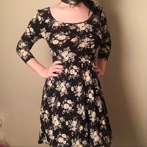 5 for $25 🥀 flower skater dress